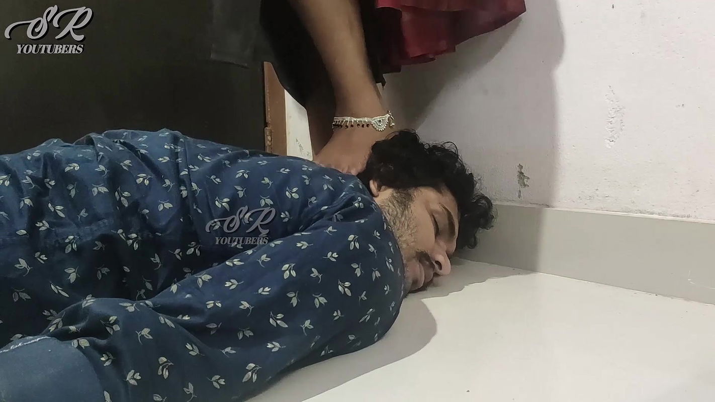 Vaishnavi – Saree Romance With Navel & Feet