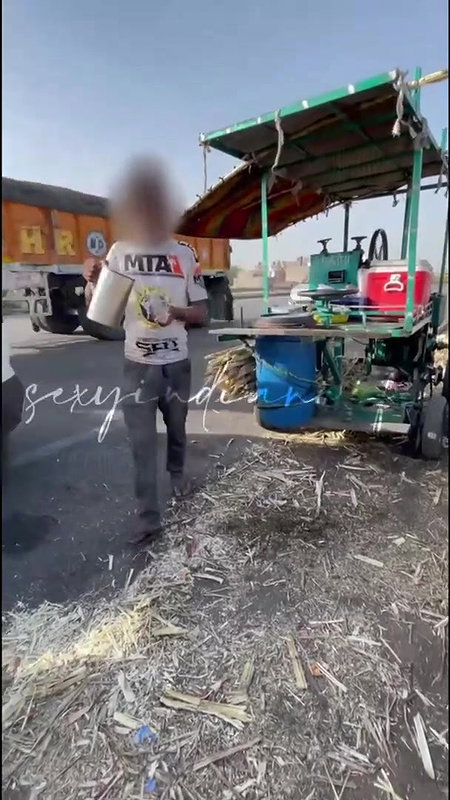 sexyindianwife Flashing Panty to Sugarcane Juice Seller