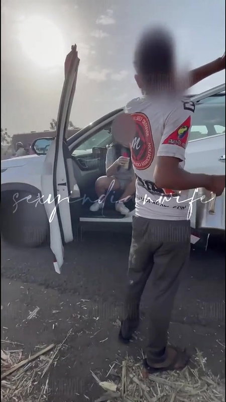 sexyindianwife Flashing Panty to Sugarcane Juice Seller