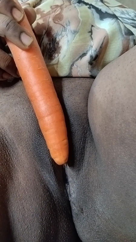 Desi sexy stepsister insert deep inside pussy in carrot