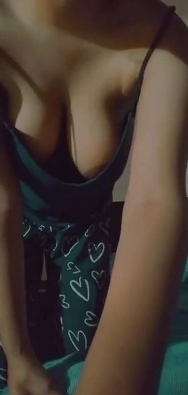 DESI HOTTY BABE BUSTY MELONS DISPLAYING