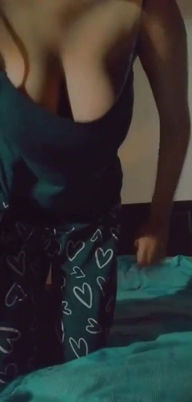 DESI HOTTY BABE BUSTY MELONS DISPLAYING