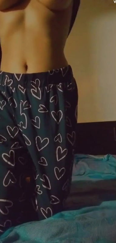 DESI HOTTY BABE BUSTY MELONS DISPLAYING