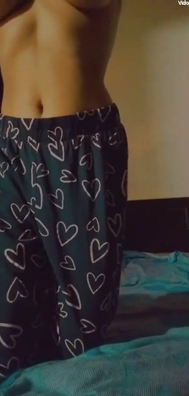 DESI HOTTY BABE BUSTY MELONS DISPLAYING