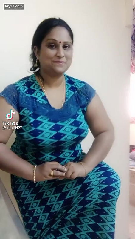 Chubby Bhabhi Shaking Her Boobs