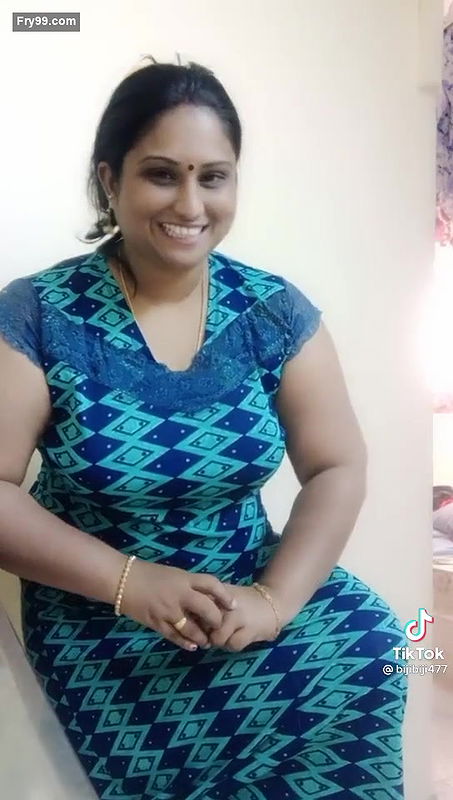 Chubby Bhabhi Shaking Her Boobs