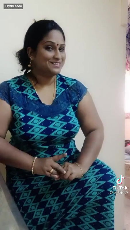 Chubby Bhabhi Shaking Her Boobs