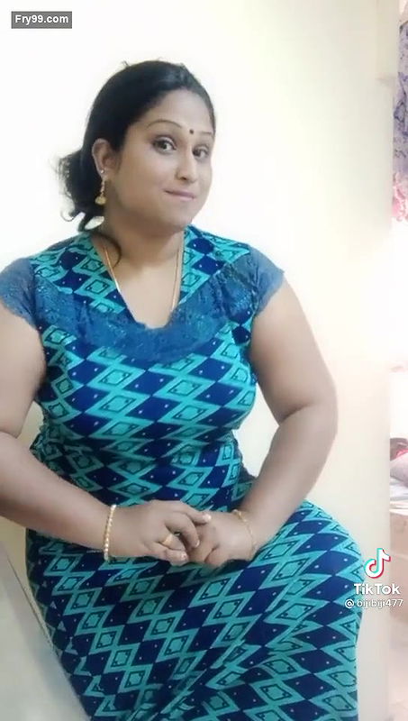 Chubby Bhabhi Shaking Her Boobs
