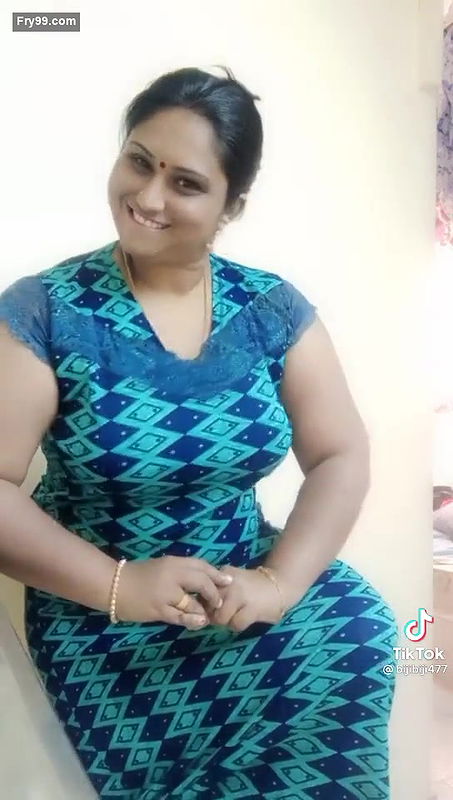 Chubby Bhabhi Shaking Her Boobs