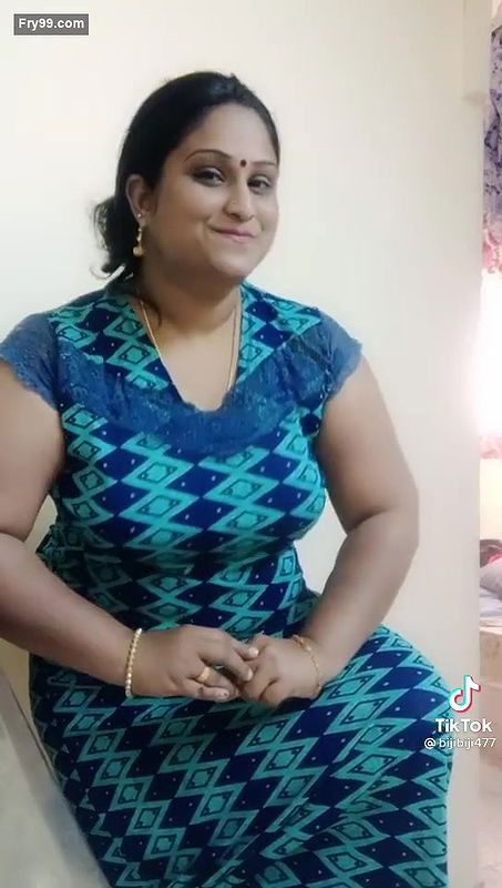 Chubby Bhabhi Shaking Her Boobs