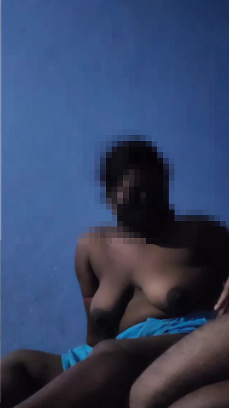 Big hand inserted in the pussy of village Bhabhi live hard fingerings