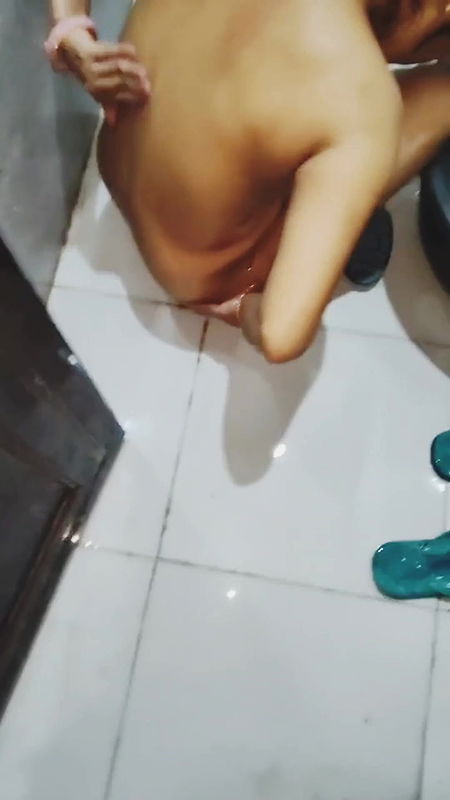 Aunty was seen bathing, full naked and made a video