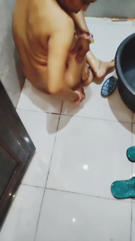 Aunty was seen bathing, full naked and made a video