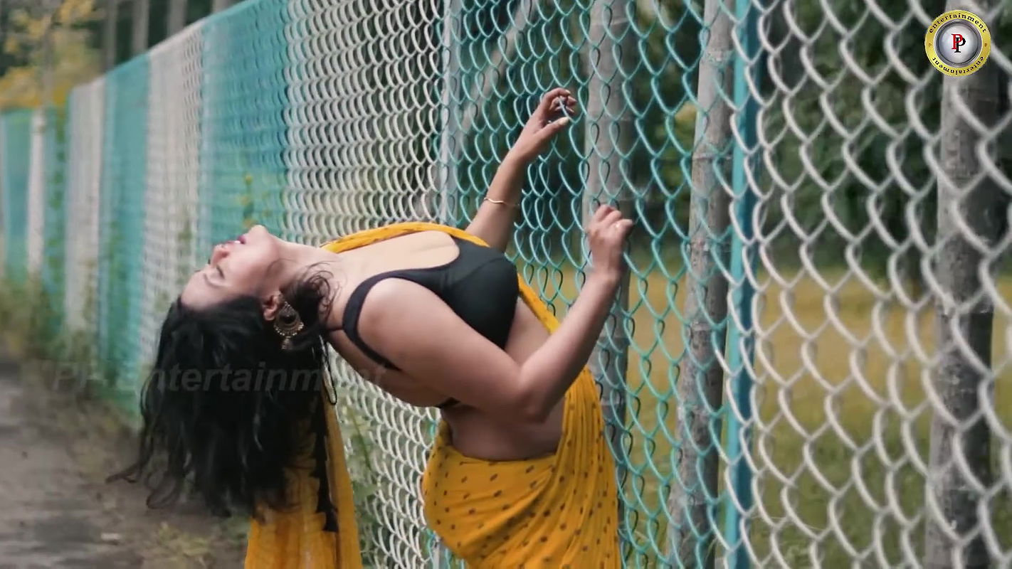 Horny priyanka kundu hot cleavage and navel show photoshoot