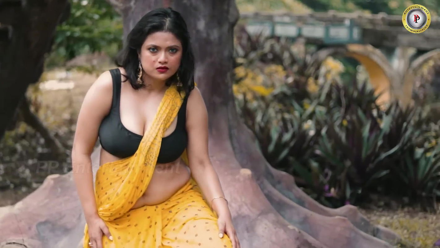 Horny priyanka kundu hot cleavage and navel show photoshoot
