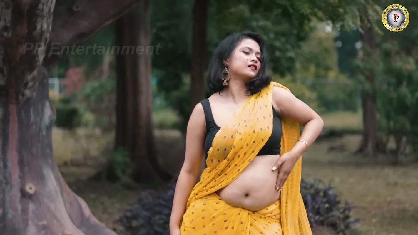 Horny priyanka kundu hot cleavage and navel show photoshoot