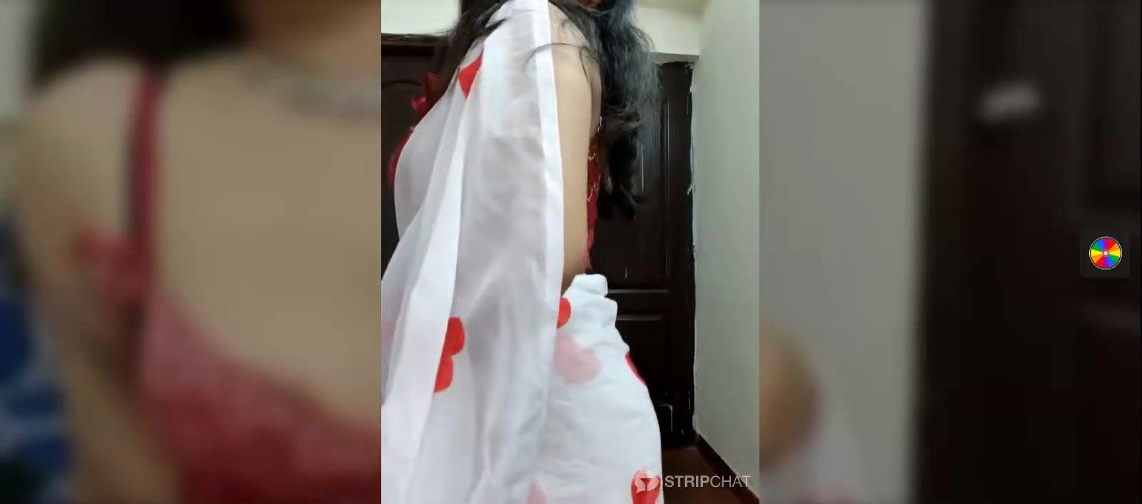 Desi Wife in Saree without blouse shows boobs