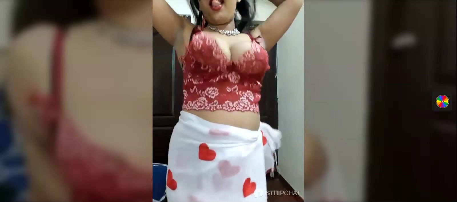 Desi Wife in Saree without blouse shows boobs