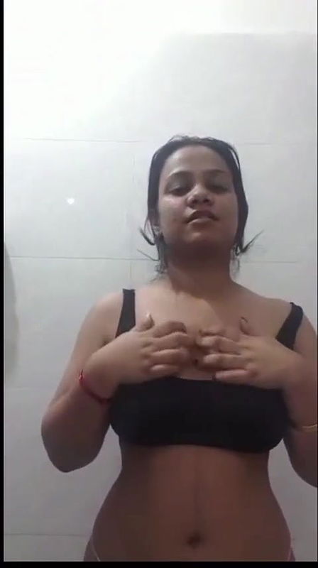 Cute Desi girl Shows her Boobs and Pussy (Updates)