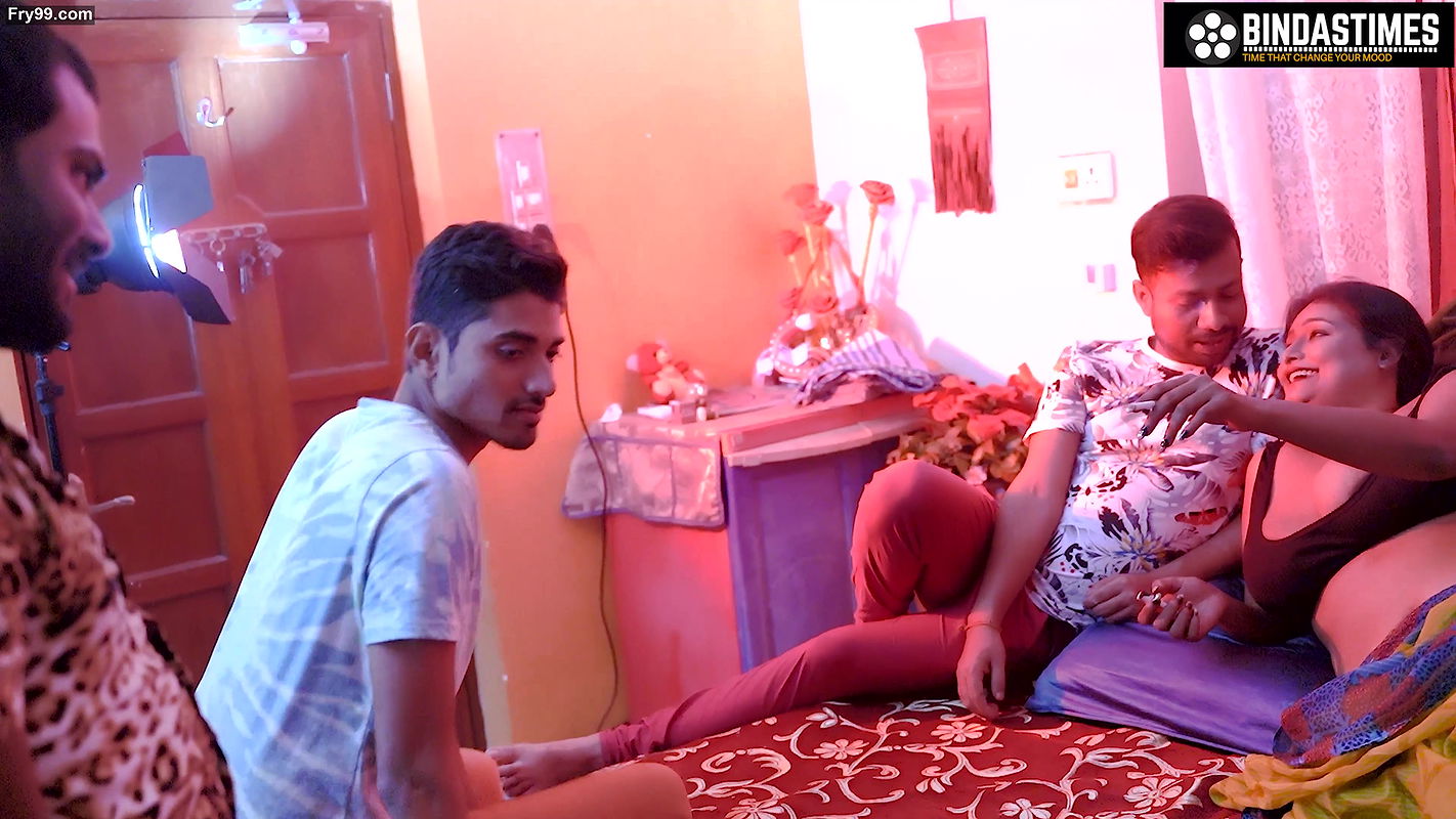 HOT SONAGACHI BHABI HARDCORE FUCK WITH HER THREE CUSTOMERS ( HINDI AUDIO )