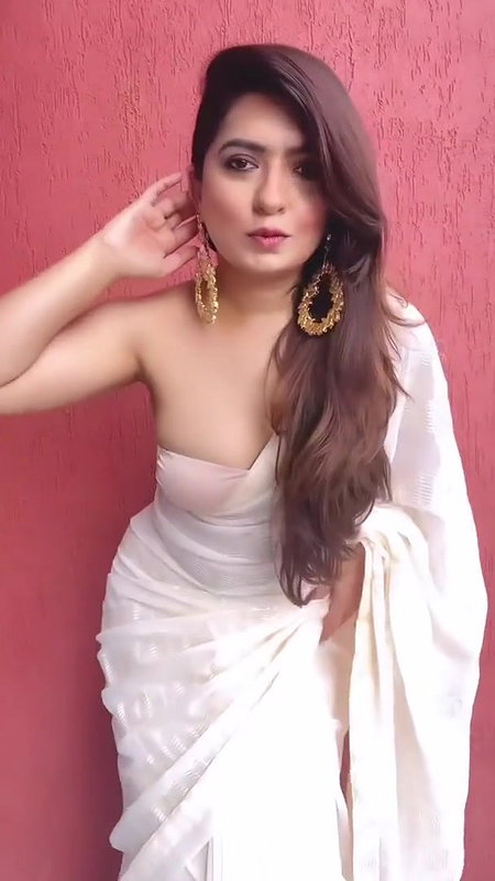 DESI BEAUTY GETTING READY FOR PLEASURABLE FUN