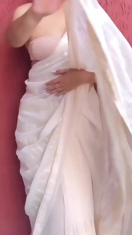 DESI BEAUTY GETTING READY FOR PLEASURABLE FUN