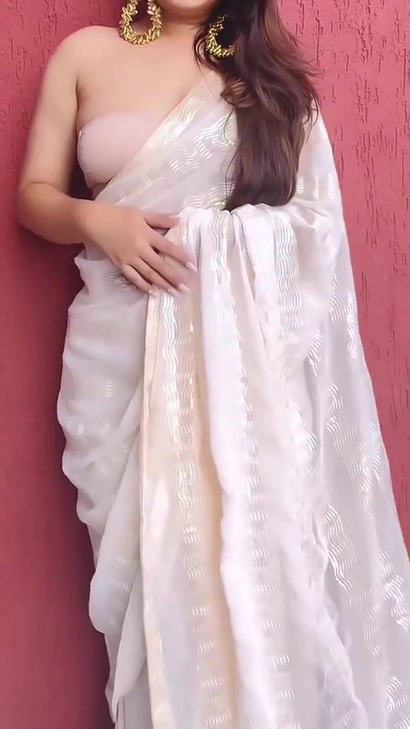 DESI BEAUTY GETTING READY FOR PLEASURABLE FUN