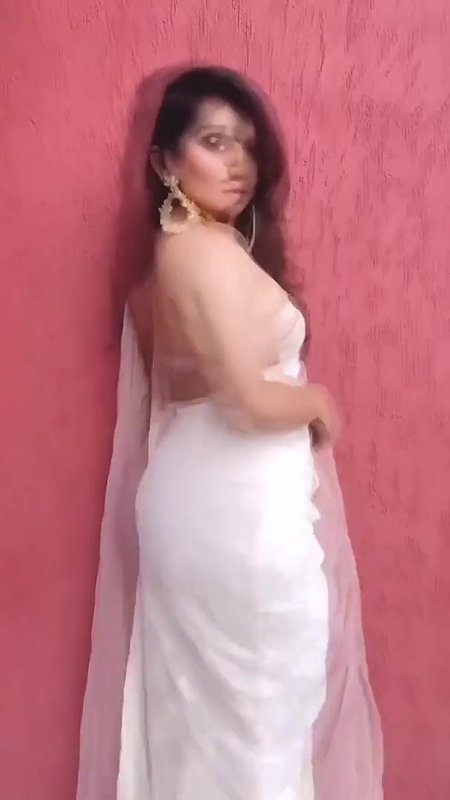 DESI BEAUTY GETTING READY FOR PLEASURABLE FUN