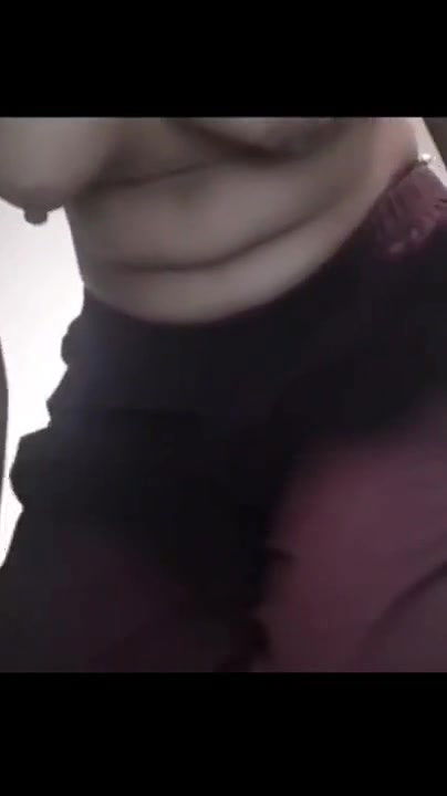 Desi girl showing boobs