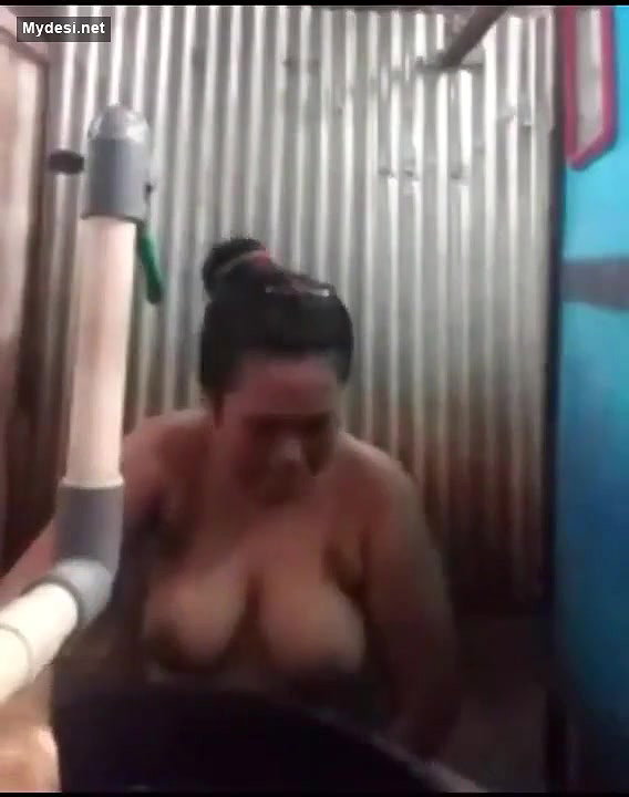 Desi sexy bhabi nude bath