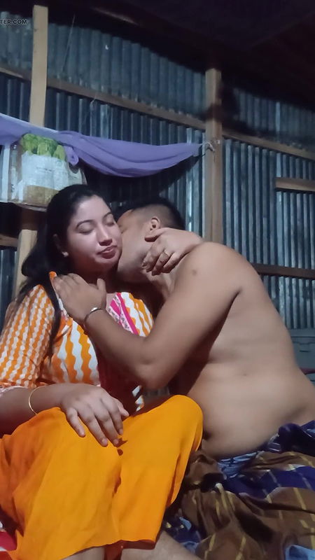 desi kissing p1080