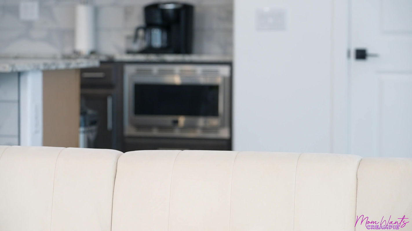 Mom Wants Creampie with Laura Bentley in Whos Moms Favorite – S6_E1