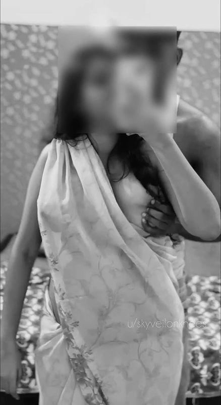 NAUGHTY BHABHI IN SAREE WILD TOPLESS GETS HER BOOBS PLEASURED