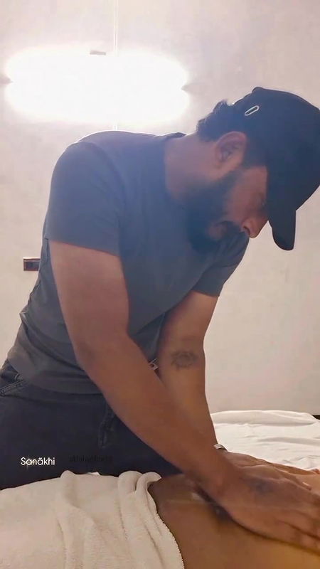 guy massaging ladys sexy navel2