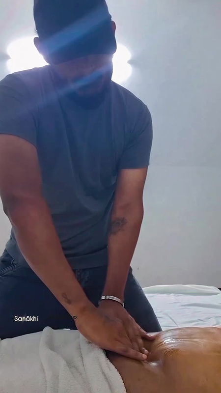 guy massaging ladys sexy navel2