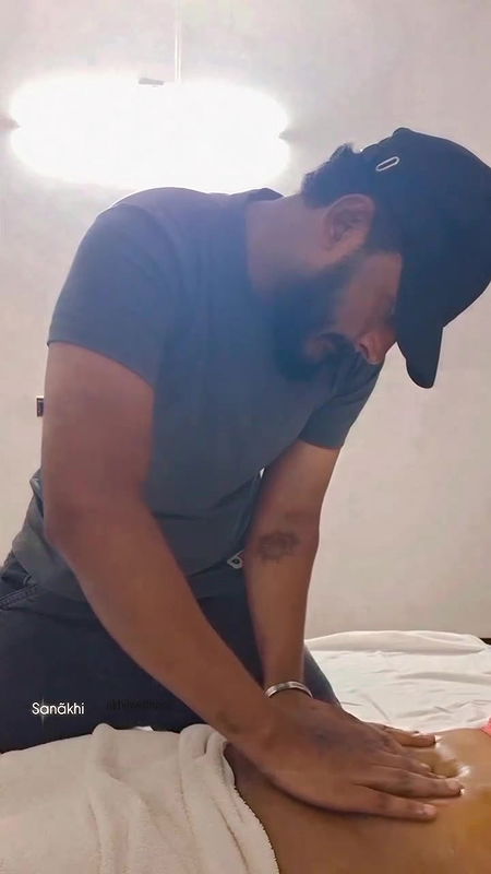 guy massaging ladys sexy navel2