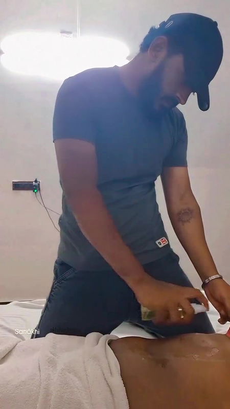 guy massaging ladys sexy navel2