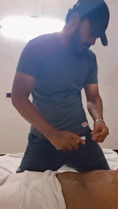 guy massaging ladys sexy navel2