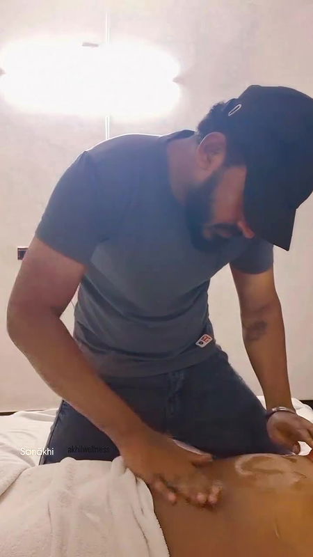 guy massaging ladys sexy navel2