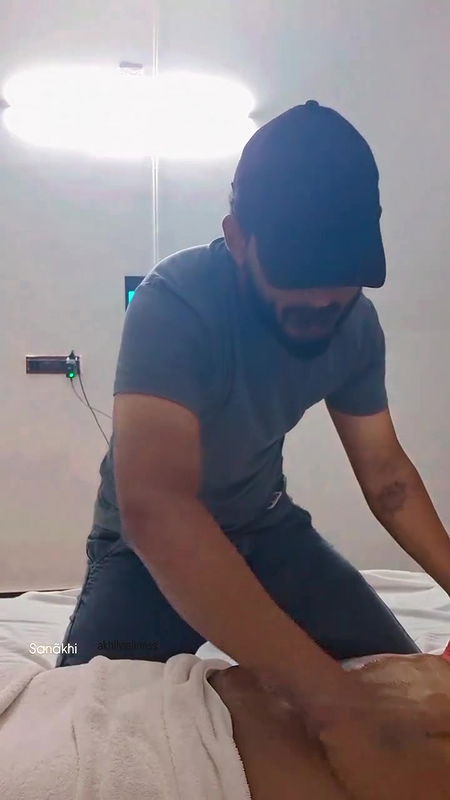 guy massaging ladys sexy navel2