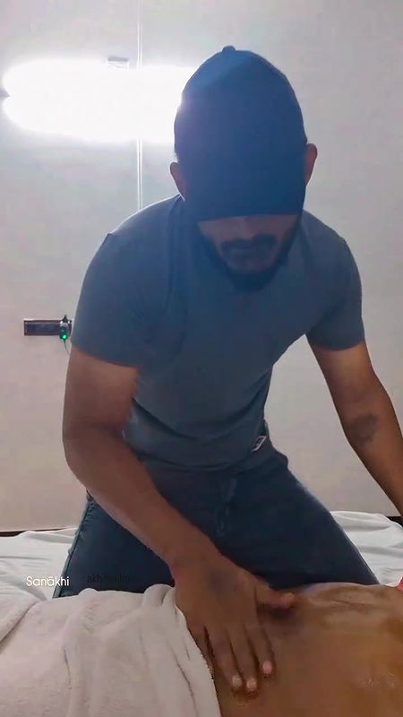 guy massaging ladys sexy navel2