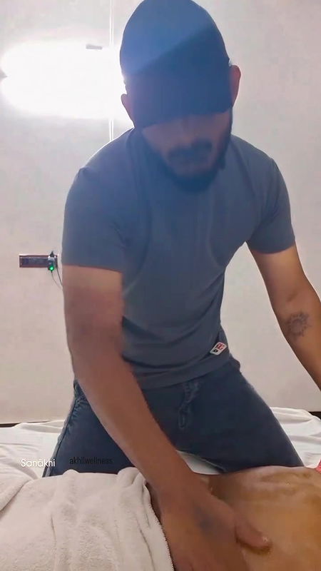 guy massaging ladys sexy navel2