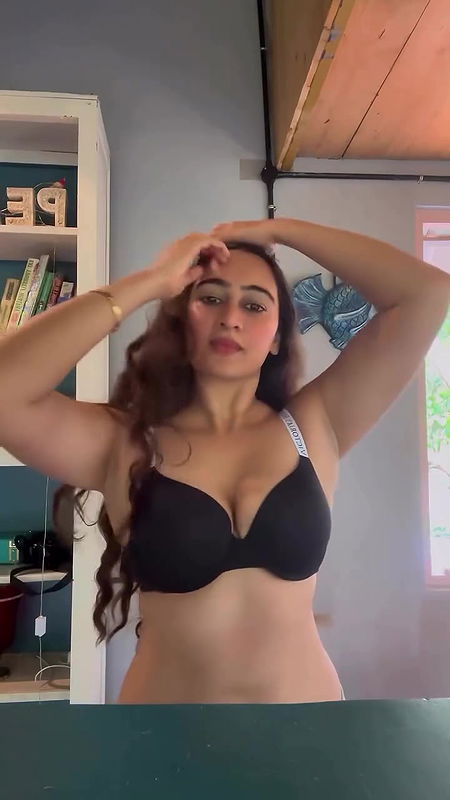 MEGHA SHUKLA SENSUOUS SHOW HER JUICY CLEAVAGE