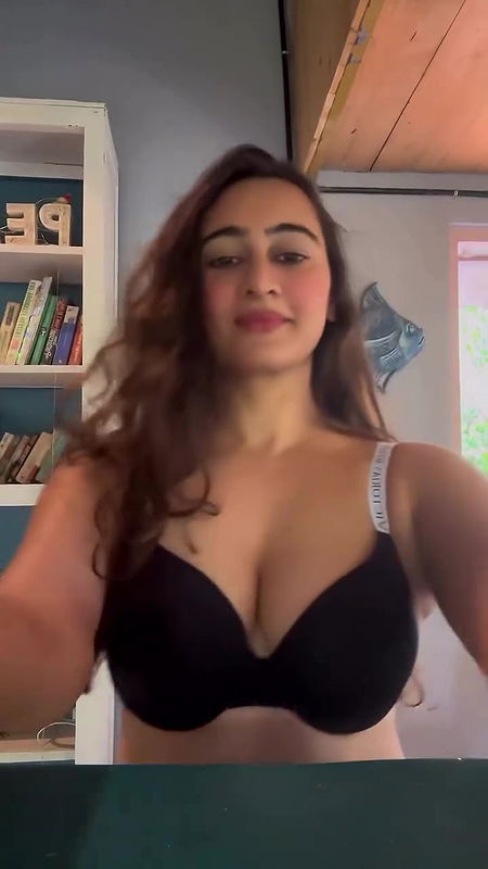 MEGHA SHUKLA SENSUOUS SHOW HER JUICY CLEAVAGE