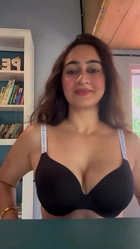 MEGHA SHUKLA SENSUOUS SHOW HER JUICY CLEAVAGE