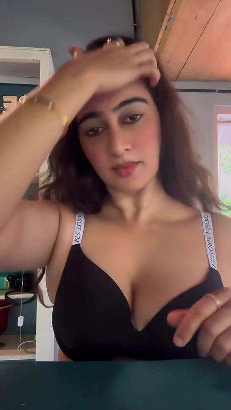 MEGHA SHUKLA SENSUOUS SHOW HER JUICY CLEAVAGE