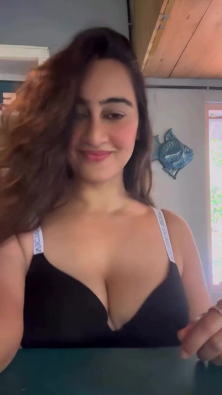 MEGHA SHUKLA SENSUOUS SHOW HER JUICY CLEAVAGE