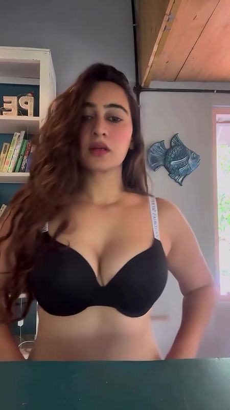 MEGHA SHUKLA SENSUOUS SHOW HER JUICY CLEAVAGE