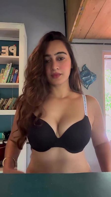 MEGHA SHUKLA SENSUOUS SHOW HER JUICY CLEAVAGE