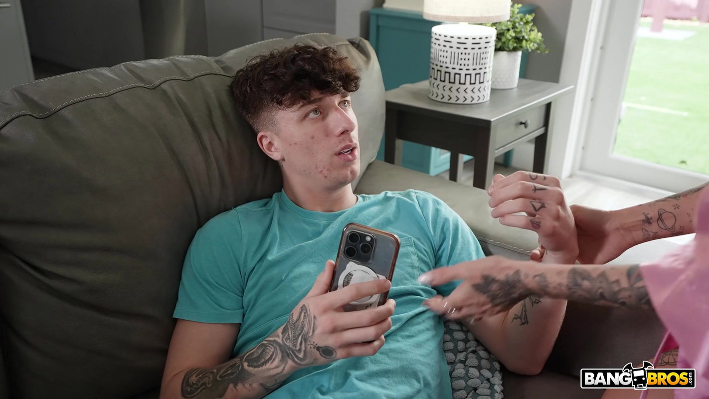 Mom Is Horny with Kaci Kennedy in Stepmom’s Horny Idea